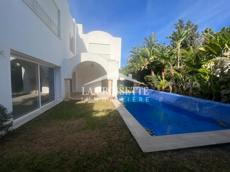 Villa S+5 avec piscine à La Marsa
